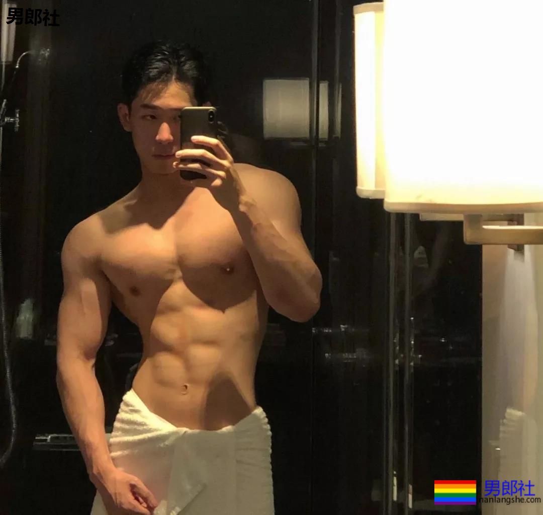 肌肉帅哥泳池秀，直男也扛不住了？ - 51虹马