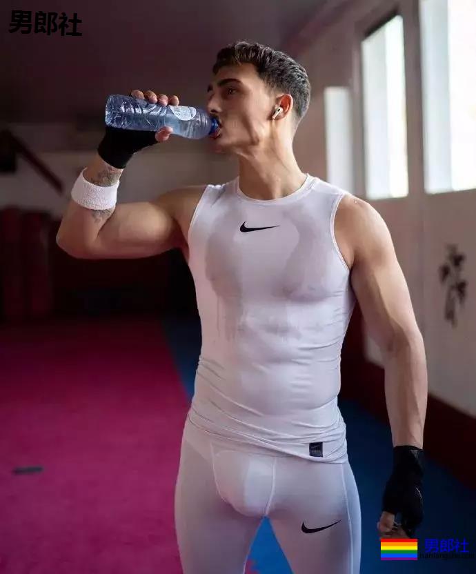 看完这只小狼狗立刻去买NIKE-51虹马