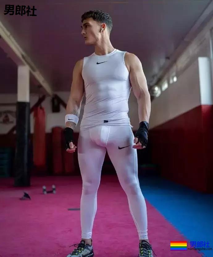 看完这只小狼狗立刻去买NIKE - 51虹马 看完这只小狼狗立刻去买NIKE - 51虹马