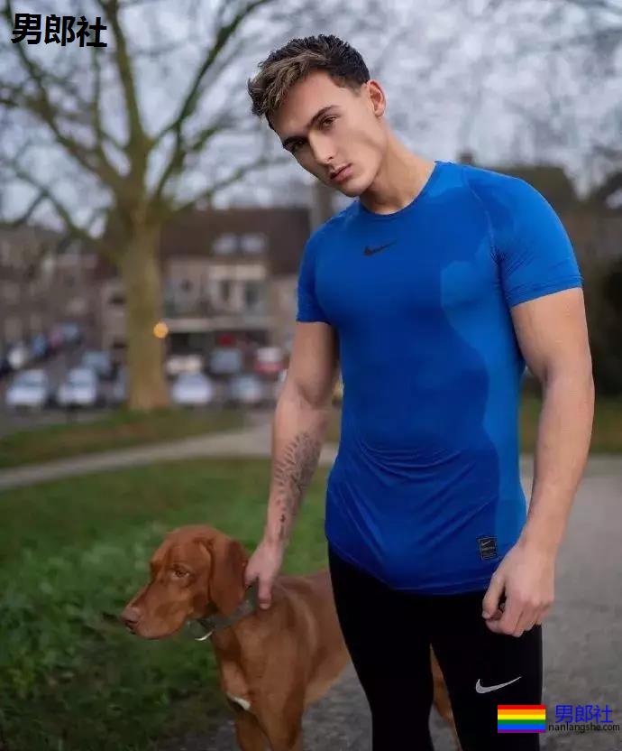 看完这只小狼狗立刻去买NIKE - 51虹马 看完这只小狼狗立刻去买NIKE - 51虹马