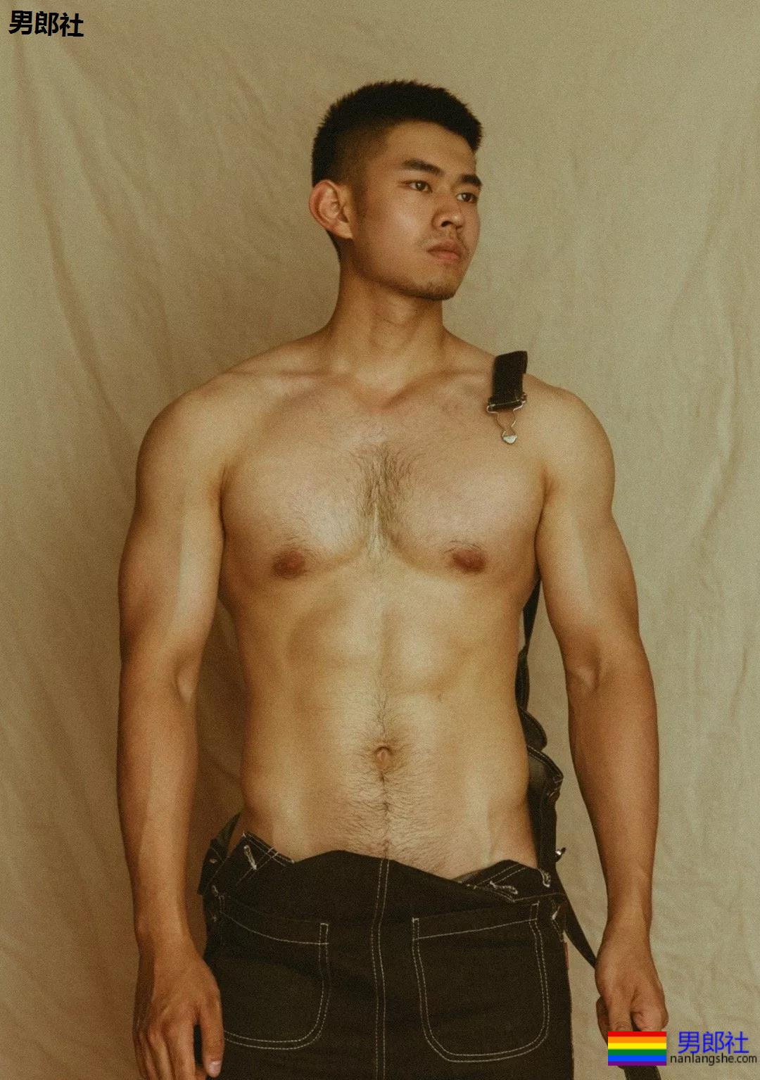 我们偷偷亲吻时，还根本不知道什么叫同性恋 - 51虹马