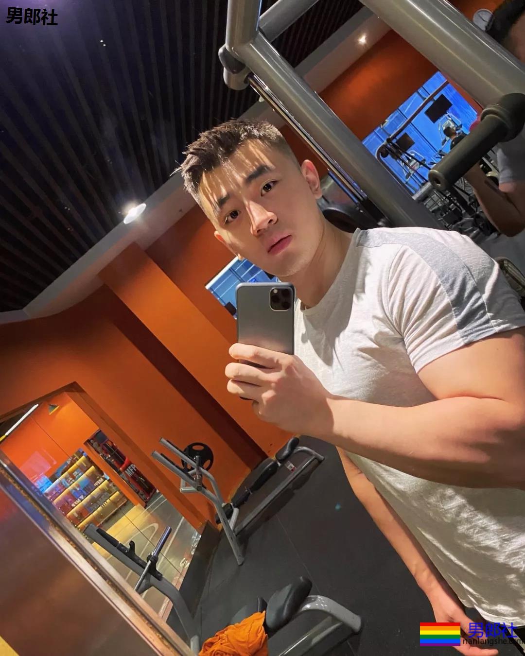 体育生互撩腹肌！太秀了趴~~~ - 51虹马