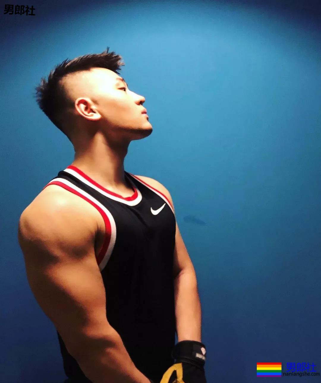 体育生互撩腹肌！太秀了趴~~~ - 51虹马