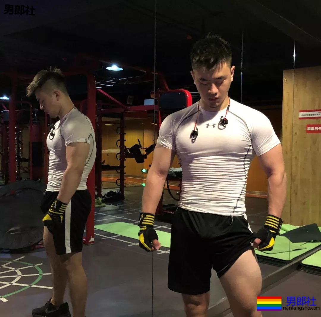 体育生互撩腹肌！太秀了趴~~~ - 51虹马