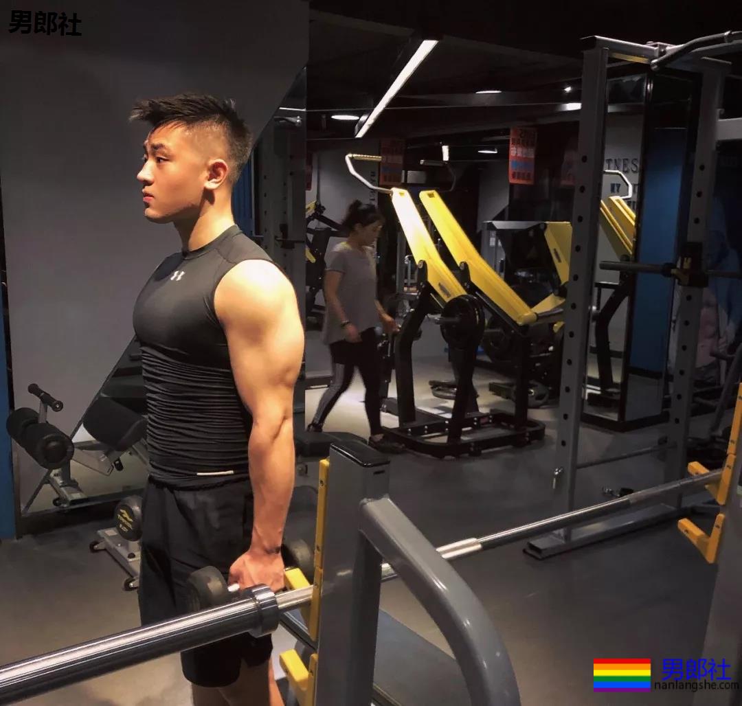 体育生互撩腹肌！太秀了趴~~~ - 51虹马