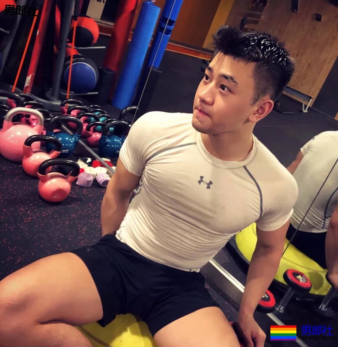 体育生互撩腹肌！太秀了趴~~~ - 51虹马