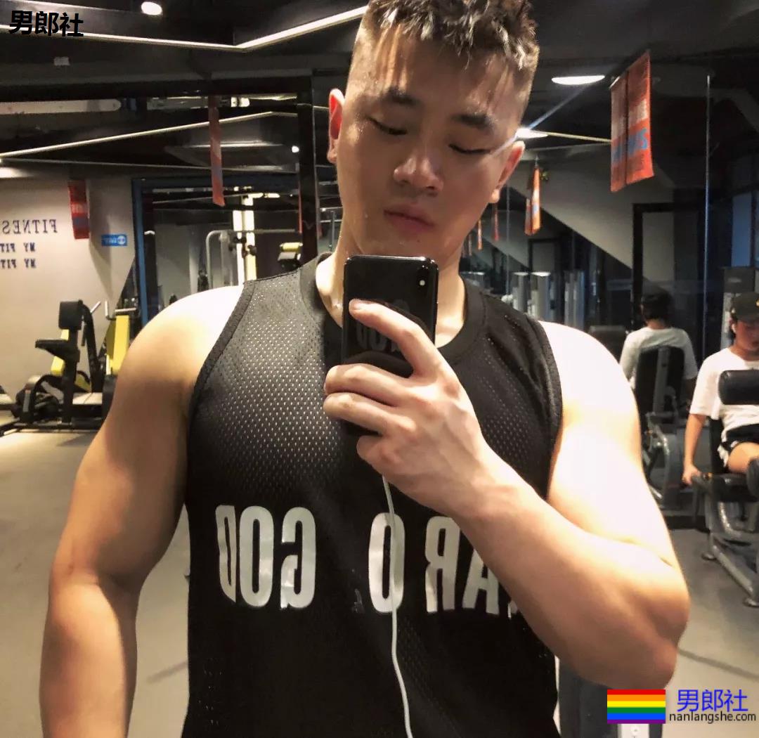 体育生互撩腹肌！太秀了趴~~~ - 51虹马