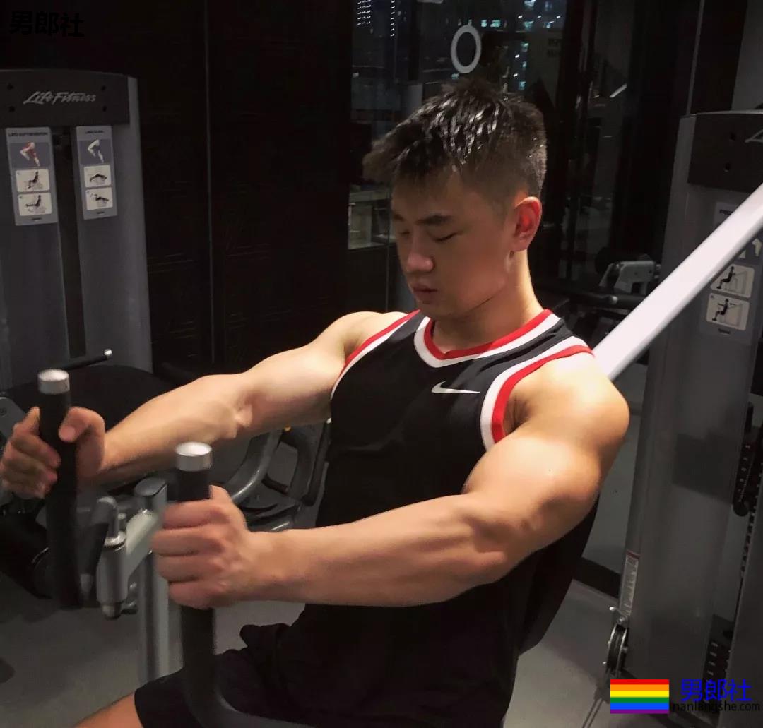 体育生互撩腹肌！太秀了趴~~~ - 51虹马