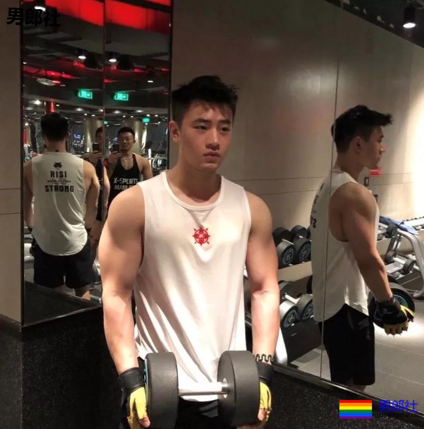 体育生互撩腹肌！太秀了趴~~~ - 51虹马