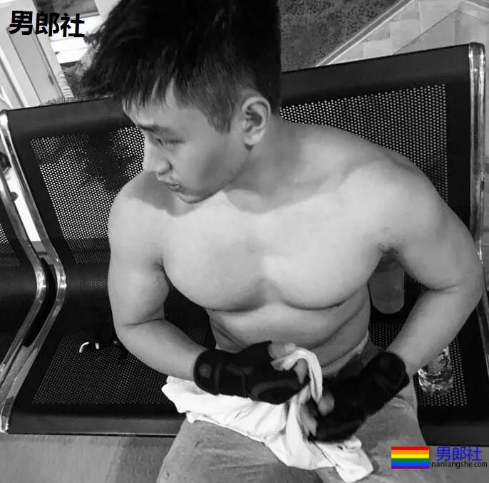 体育生互撩腹肌！太秀了趴~~~ - 51虹马