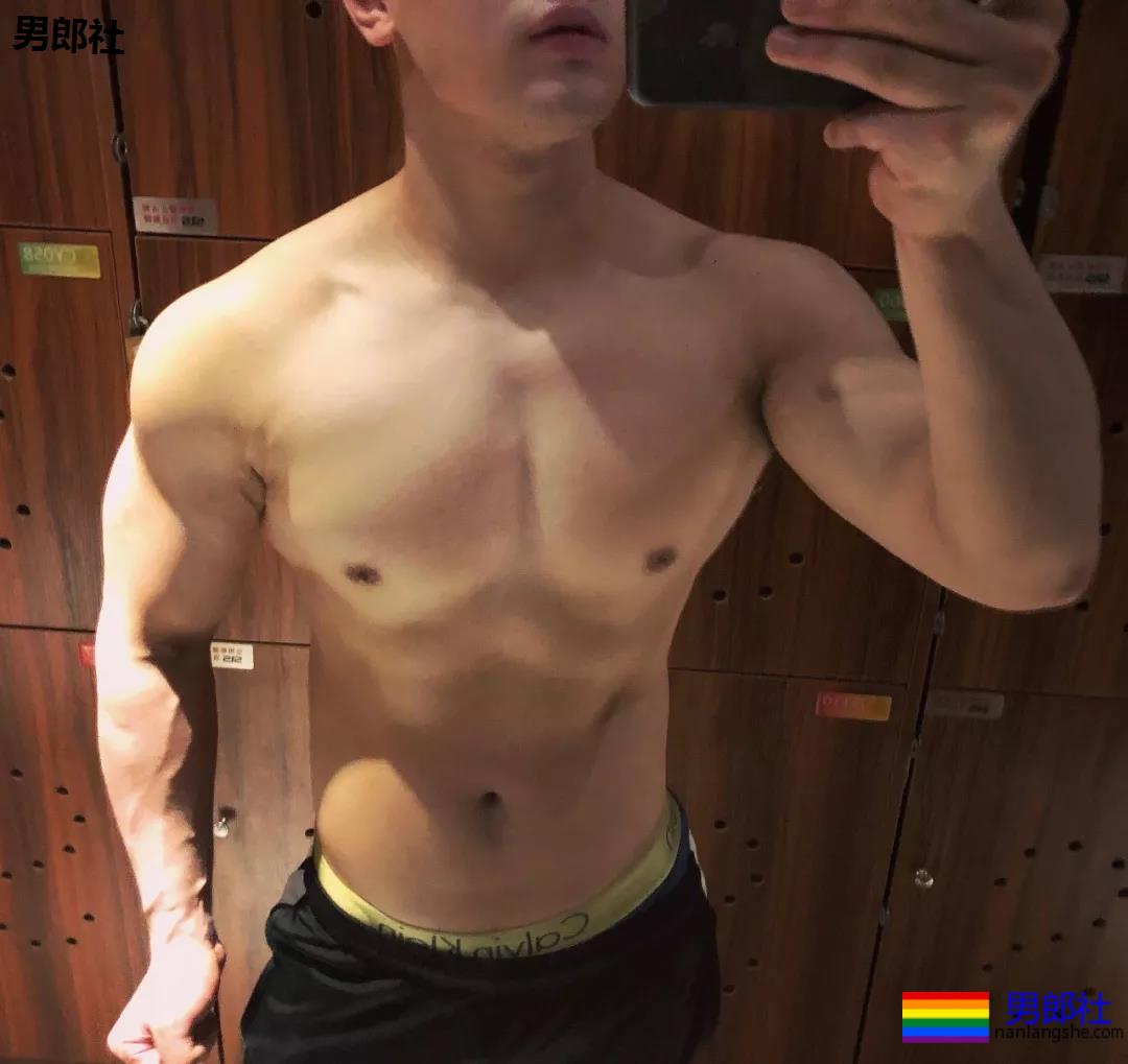 体育生互撩腹肌！太秀了趴~~~ - 51虹马