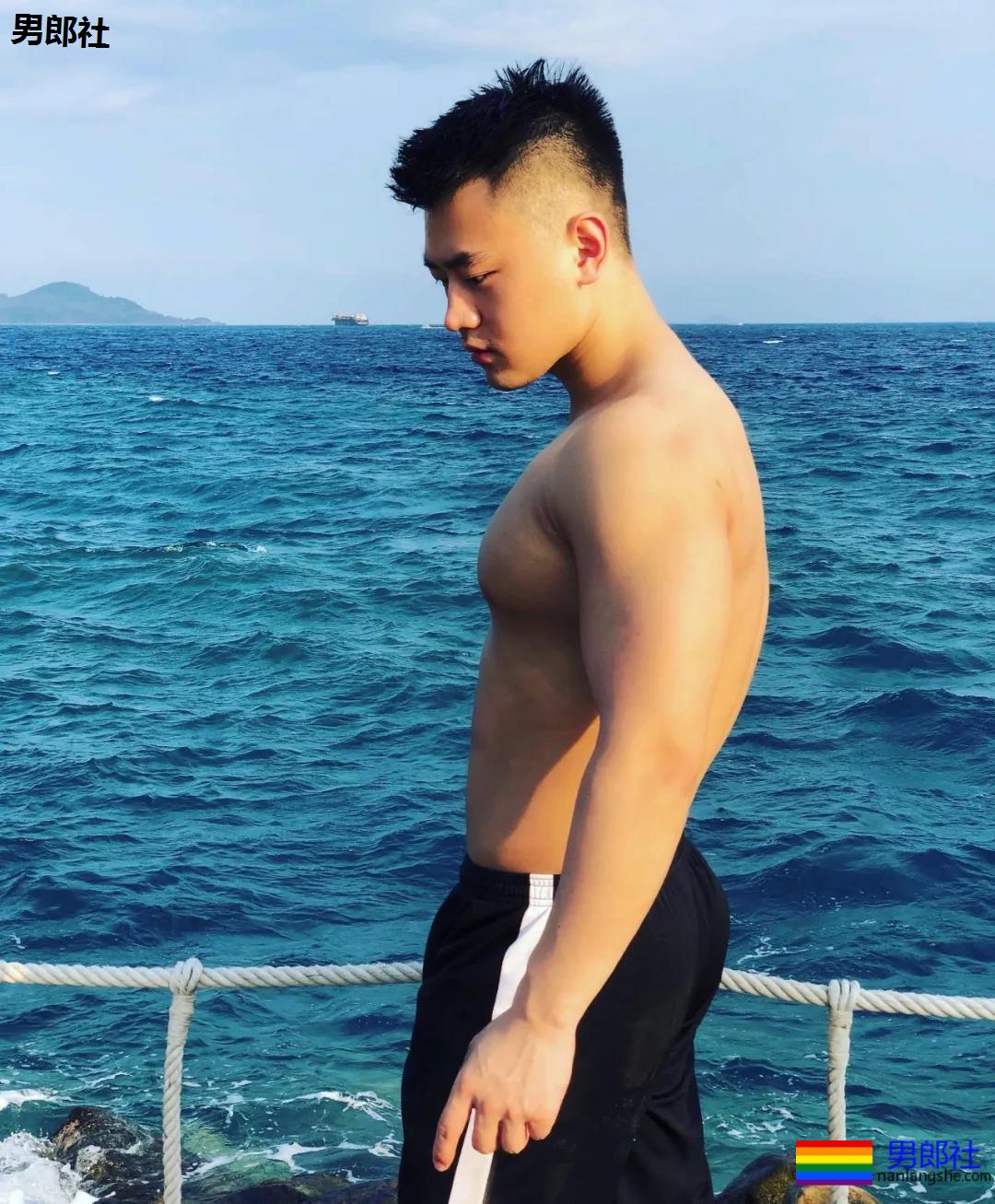 体育生互撩腹肌！太秀了趴~~~ - 51虹马