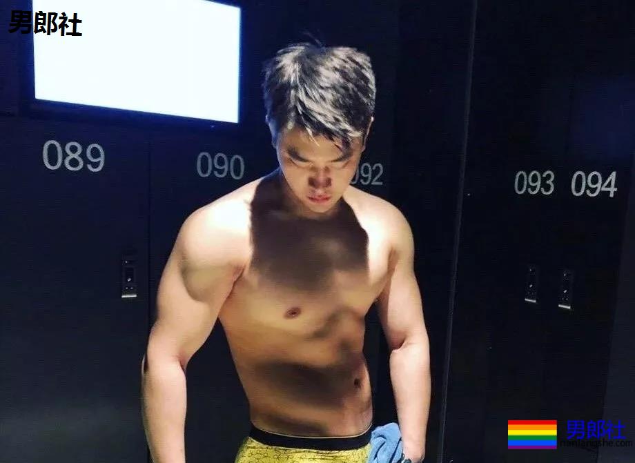 体育生互撩腹肌！太秀了趴~~~ - 51虹马