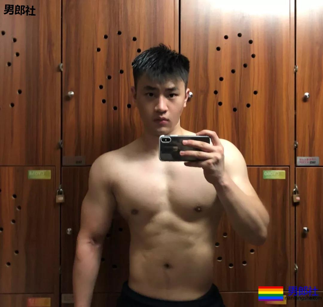 体育生互撩腹肌！太秀了趴~~~ - 51虹马