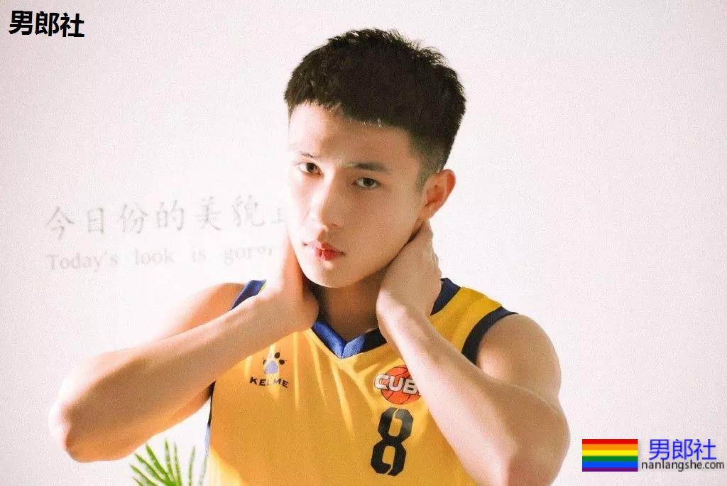 185+篮球体育生大长腿，大弟弟太好看了吧! - 51虹马