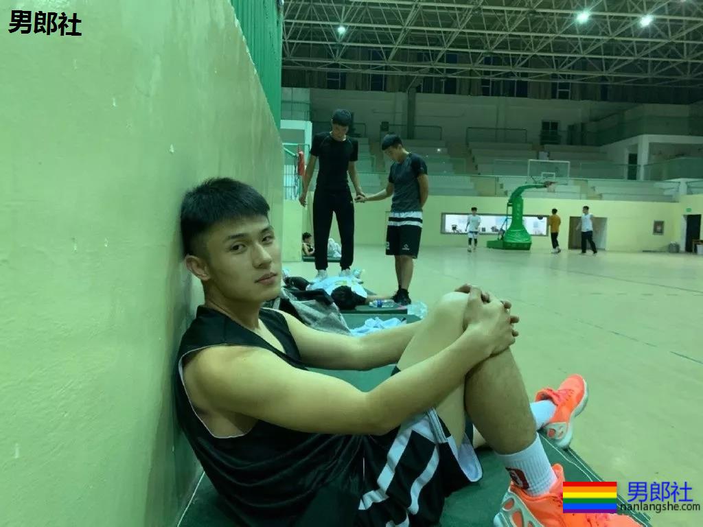 185+篮球体育生大长腿，大弟弟太好看了吧! - 51虹马