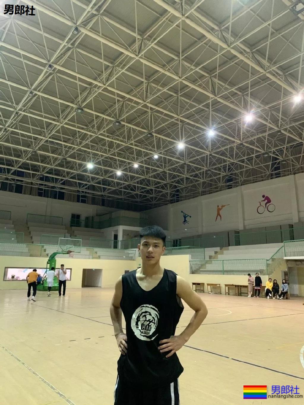 185+篮球体育生大长腿，大弟弟太好看了吧! - 51虹马