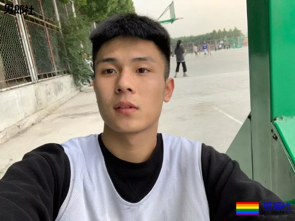 185+篮球体育生大长腿，大弟弟太好看了吧! - 51虹马