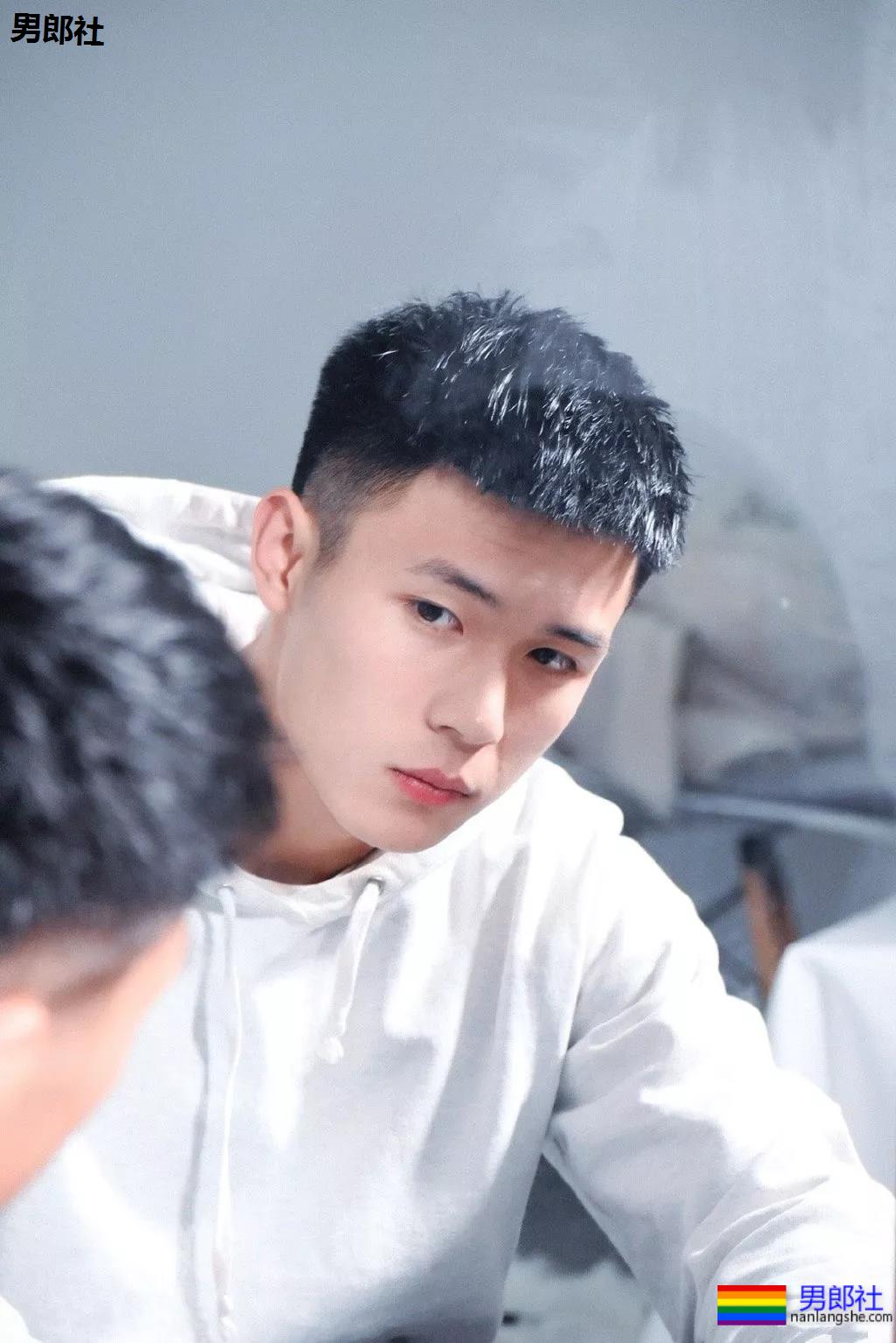 185+篮球体育生大长腿，大弟弟太好看了吧! - 51虹马