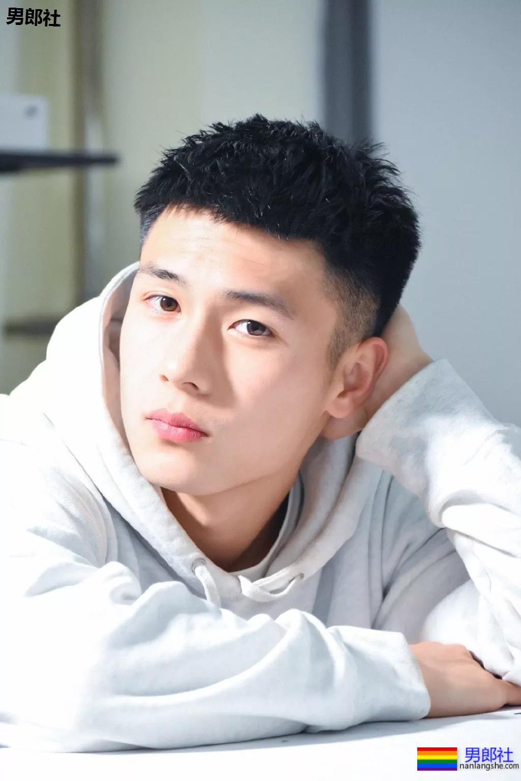 185+篮球体育生大长腿，大弟弟太好看了吧! - 51虹马