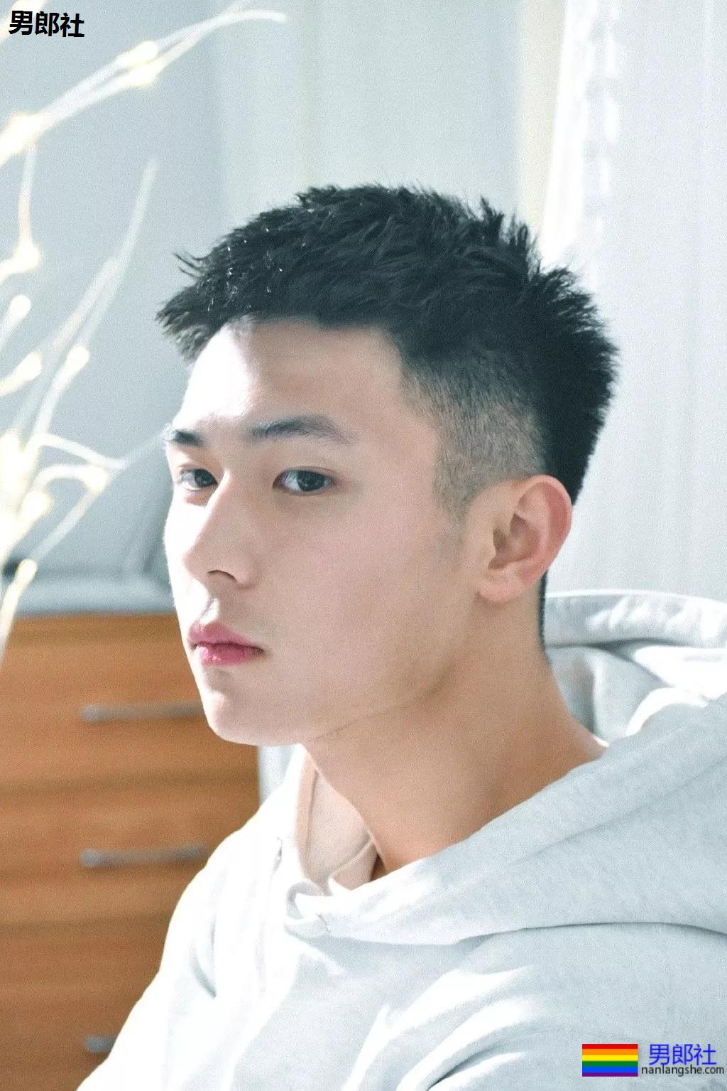 185+篮球体育生大长腿，大弟弟太好看了吧! - 51虹马