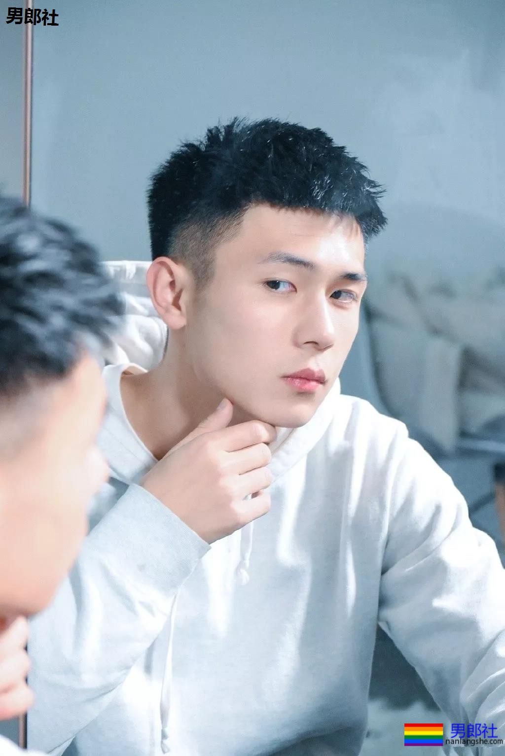 185+篮球体育生大长腿，大弟弟太好看了吧! - 51虹马