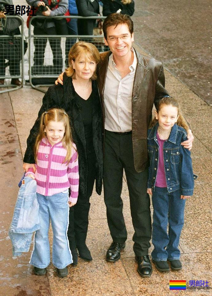 异性婚姻27年，电视主持人在节目中公开gay身份 - 51虹马