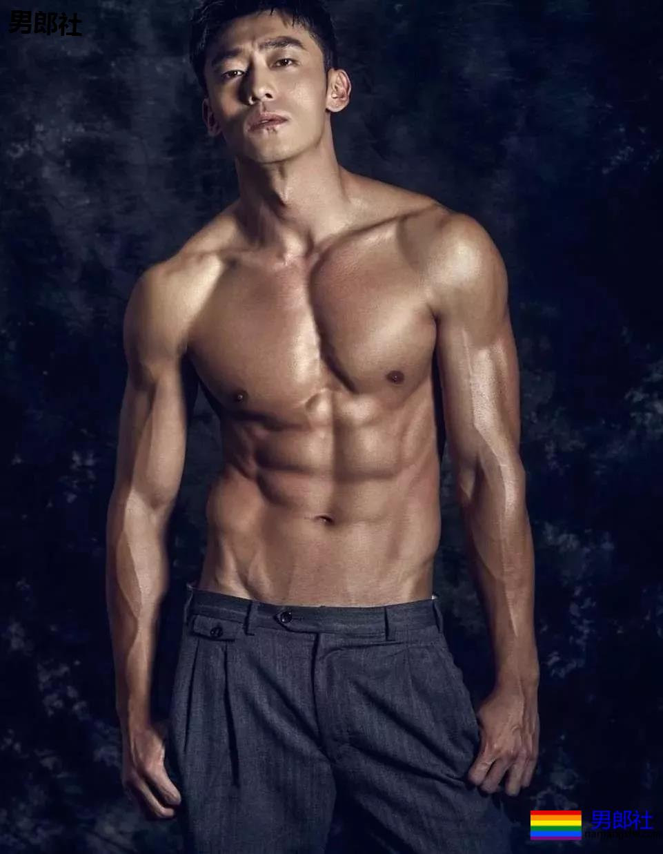 身材索命肌肉男浴室戏实力出圈！最新八块腹肌肉照曝光，网友直呼我可以！ - 51虹马