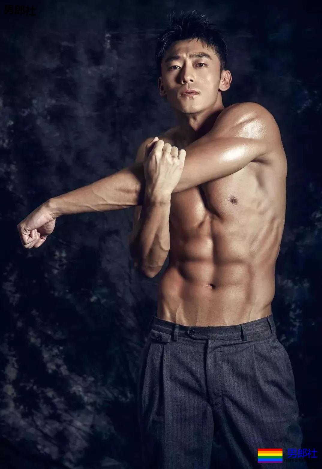 身材索命肌肉男浴室戏实力出圈！最新八块腹肌肉照曝光，网友直呼我可以！ - 51虹马