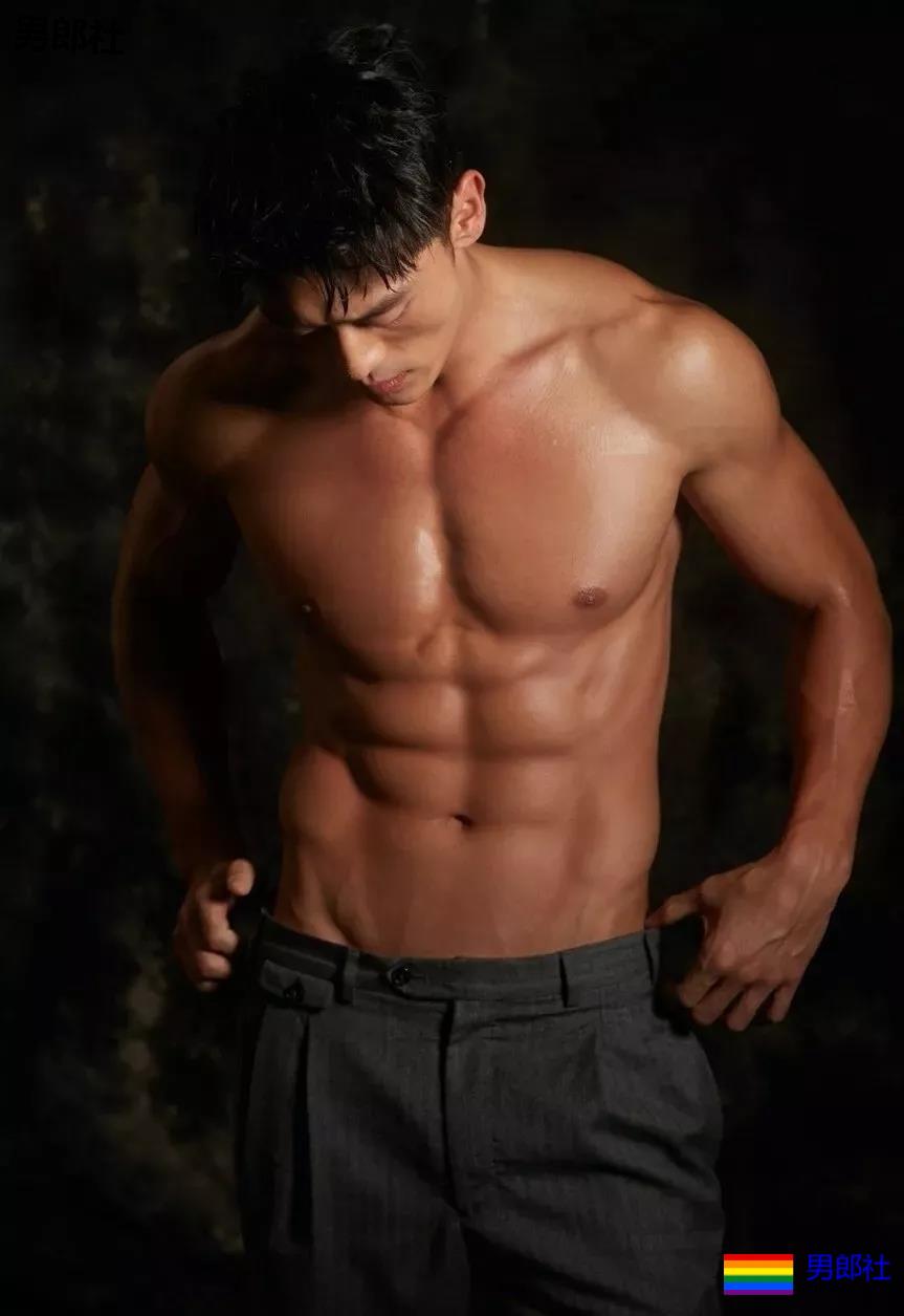 身材索命肌肉男浴室戏实力出圈！最新八块腹肌肉照曝光，网友直呼我可以！ - 51虹马