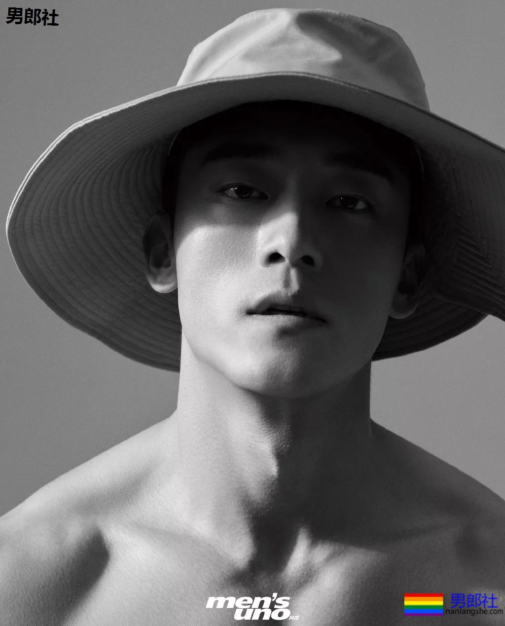 身材索命肌肉男浴室戏实力出圈！最新八块腹肌肉照曝光，网友直呼我可以！ - 51虹马