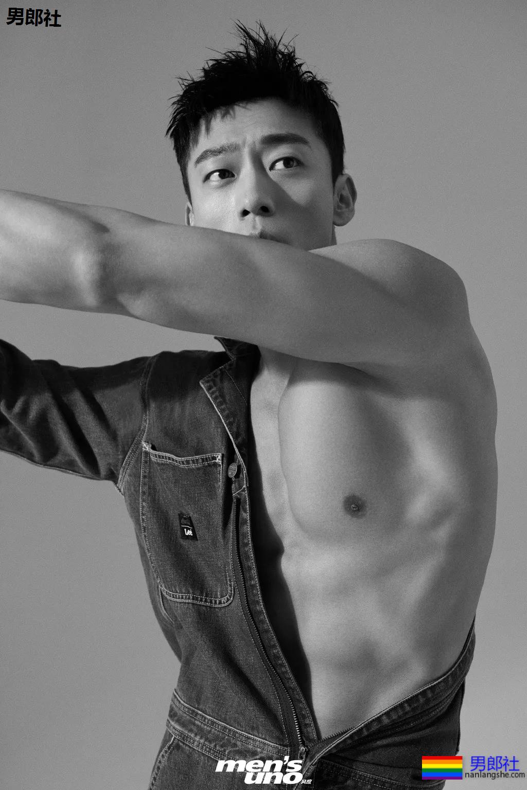 身材索命肌肉男浴室戏实力出圈！最新八块腹肌肉照曝光，网友直呼我可以！ - 51虹马