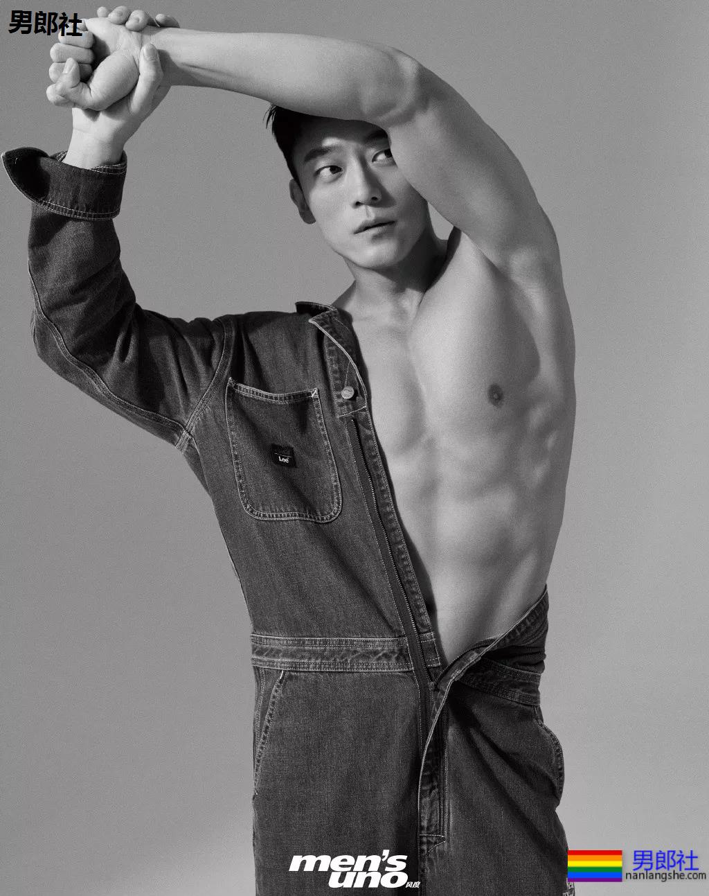 身材索命肌肉男浴室戏实力出圈！最新八块腹肌肉照曝光，网友直呼我可以！ - 51虹马