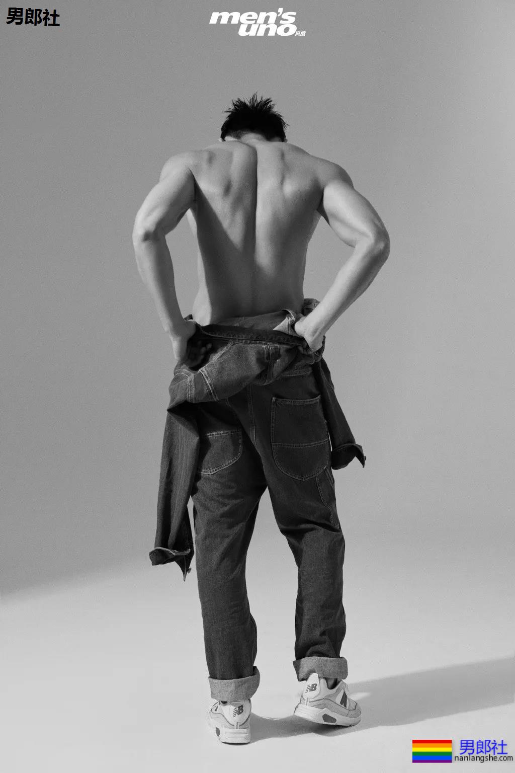 身材索命肌肉男浴室戏实力出圈！最新八块腹肌肉照曝光，网友直呼我可以！ - 51虹马