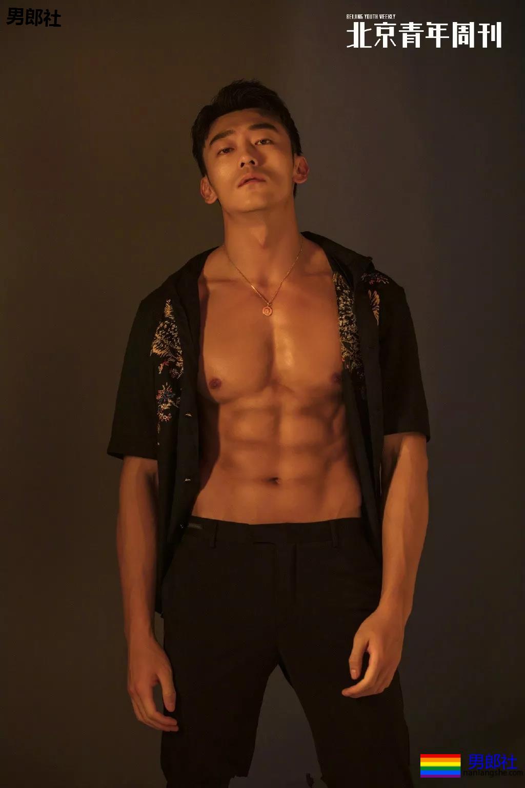 身材索命肌肉男浴室戏实力出圈！最新八块腹肌肉照曝光，网友直呼我可以！ - 51虹马