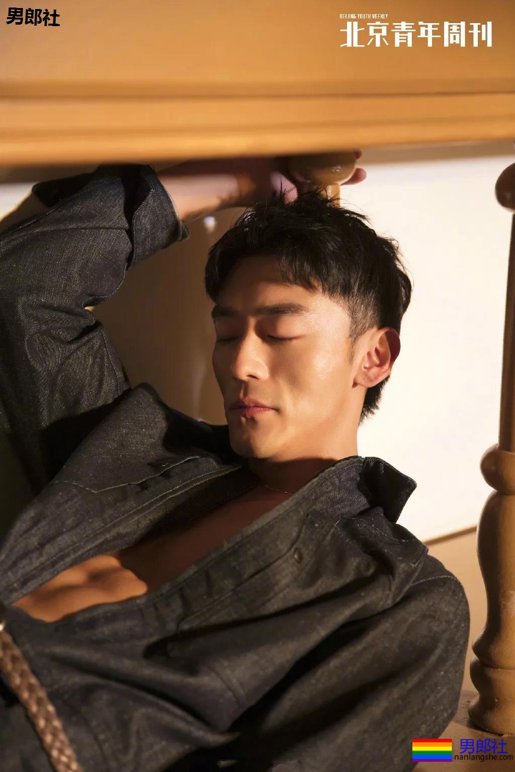 身材索命肌肉男浴室戏实力出圈！最新八块腹肌肉照曝光，网友直呼我可以！ - 51虹马