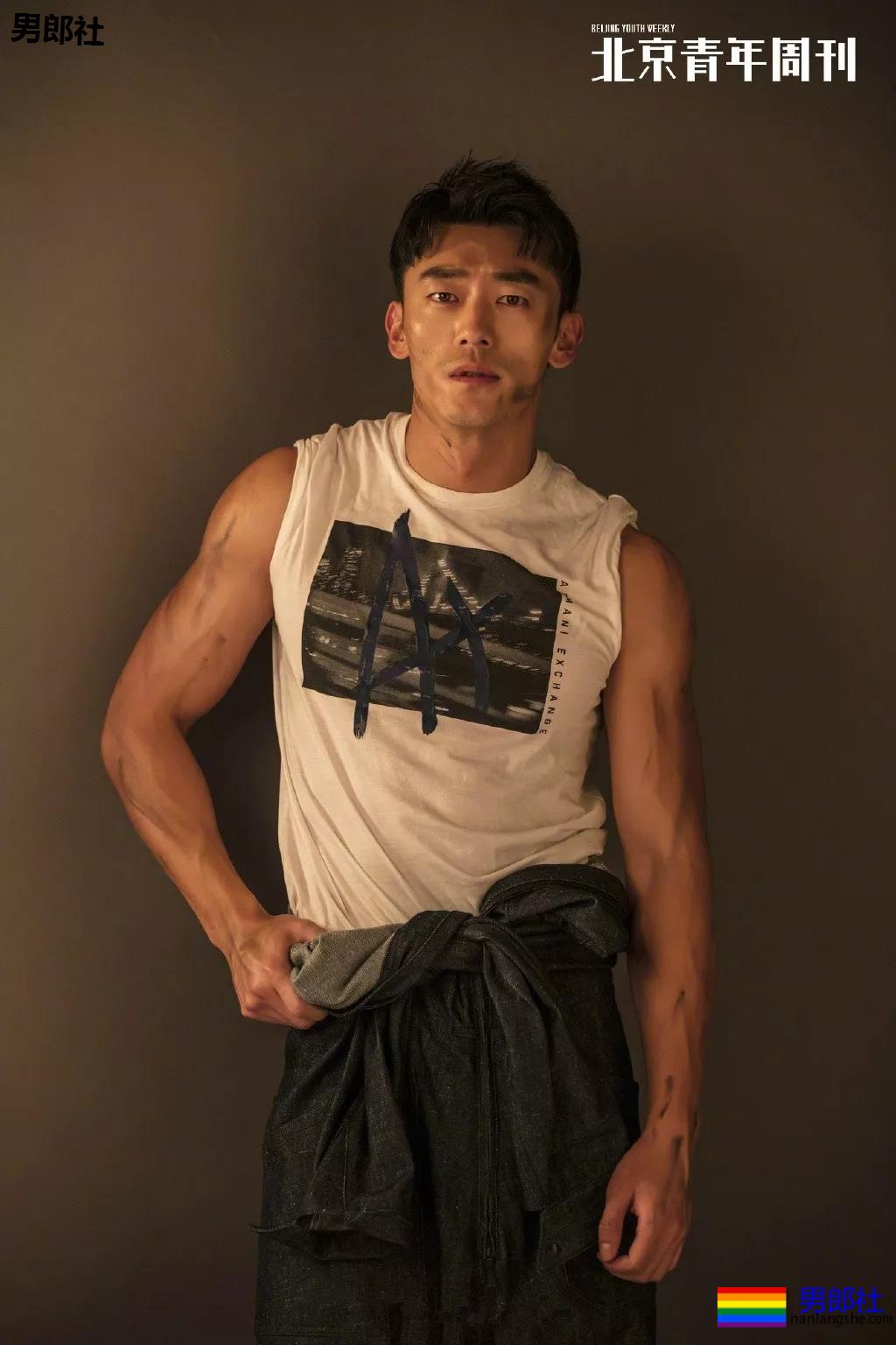 身材索命肌肉男浴室戏实力出圈！最新八块腹肌肉照曝光，网友直呼我可以！ - 51虹马