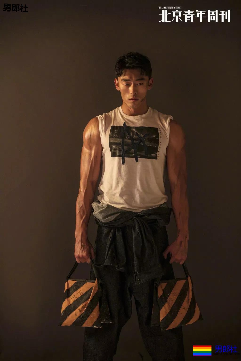 身材索命肌肉男浴室戏实力出圈！最新八块腹肌肉照曝光，网友直呼我可以！ - 51虹马