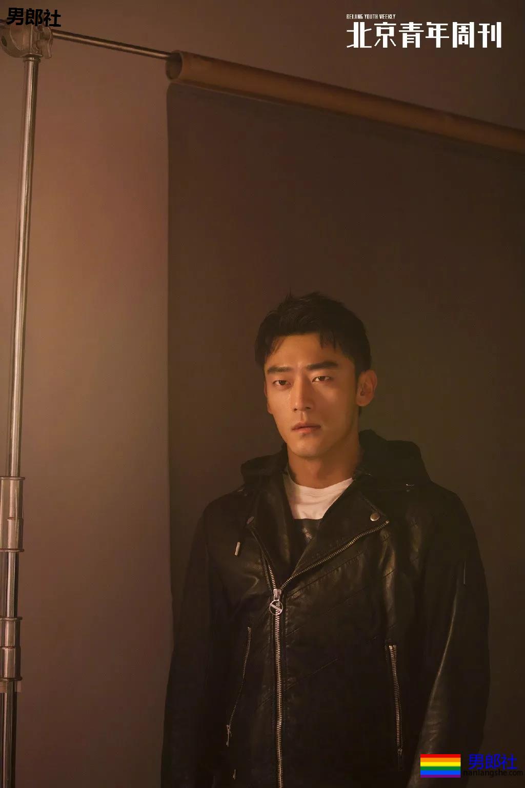 身材索命肌肉男浴室戏实力出圈！最新八块腹肌肉照曝光，网友直呼我可以！ - 51虹马