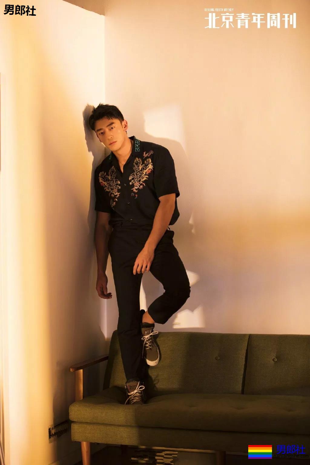 身材索命肌肉男浴室戏实力出圈！最新八块腹肌肉照曝光，网友直呼我可以！ - 51虹马