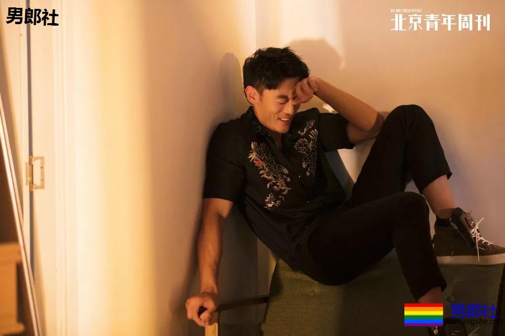 身材索命肌肉男浴室戏实力出圈！最新八块腹肌肉照曝光，网友直呼我可以！ - 51虹马