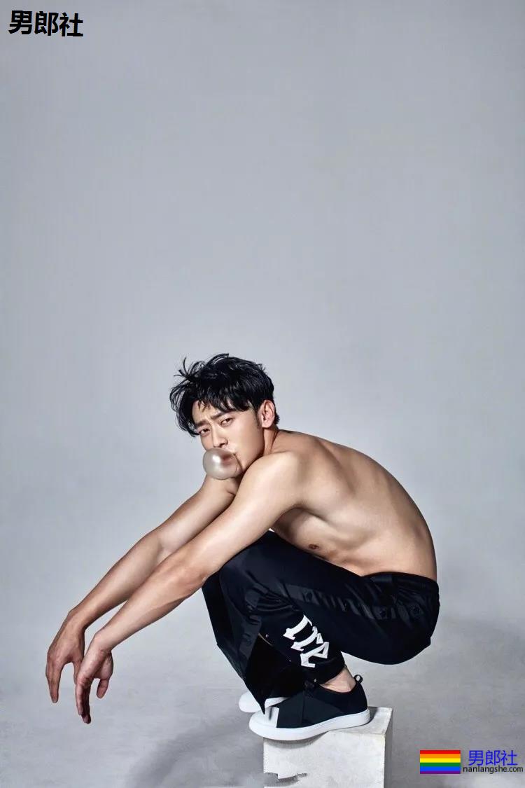 身材索命肌肉男浴室戏实力出圈！最新八块腹肌肉照曝光，网友直呼我可以！ - 51虹马