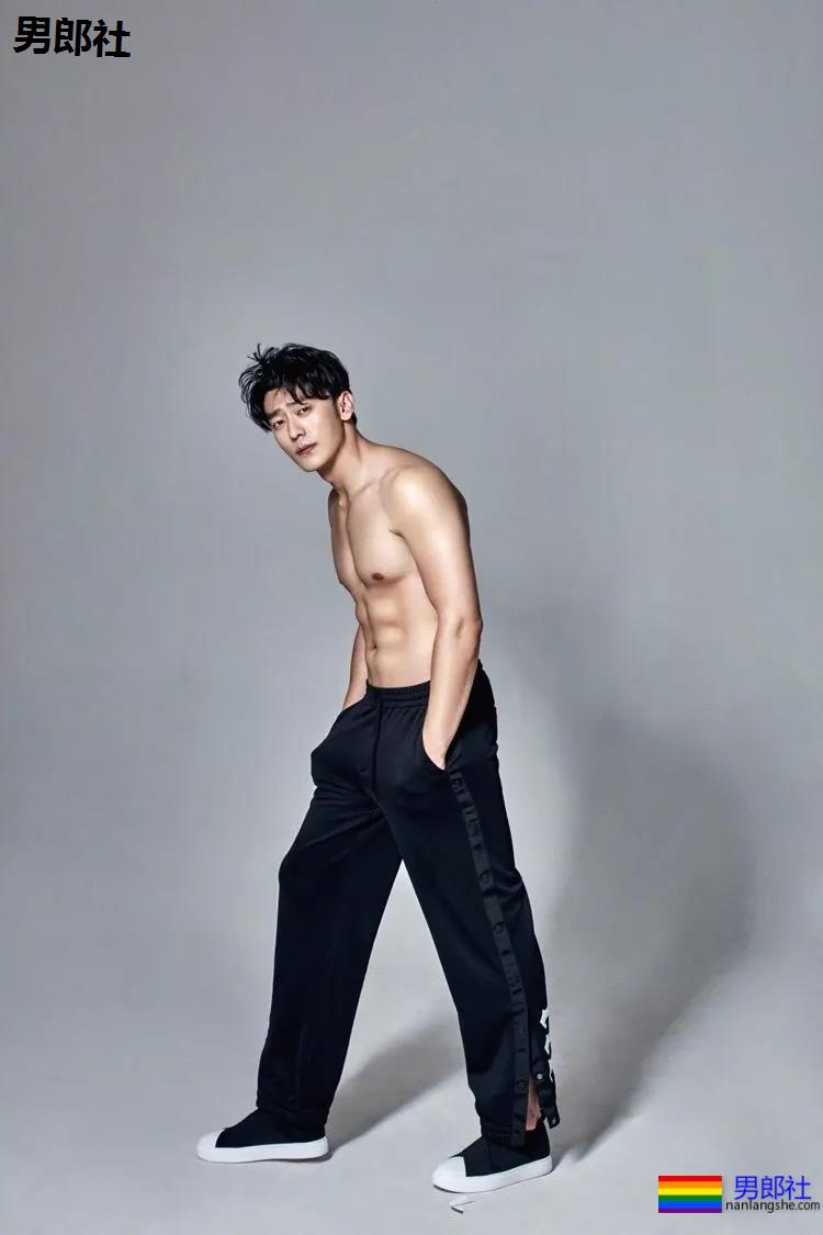 身材索命肌肉男浴室戏实力出圈！最新八块腹肌肉照曝光，网友直呼我可以！ - 51虹马