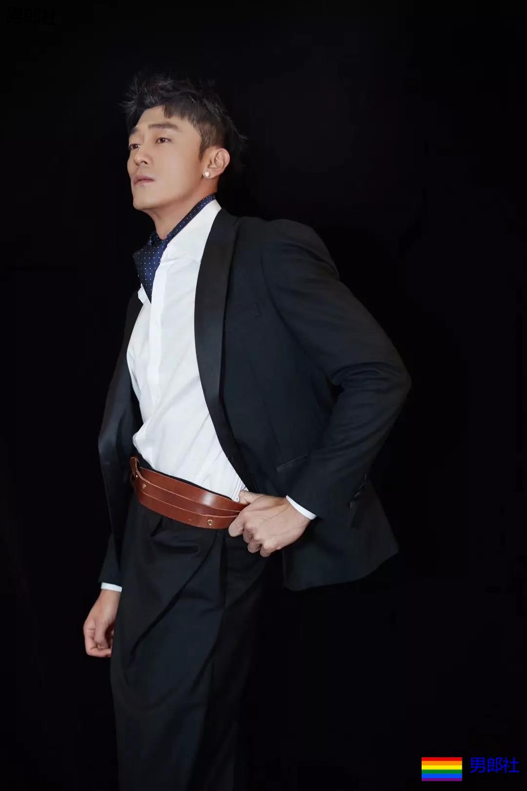 身材索命肌肉男浴室戏实力出圈！最新八块腹肌肉照曝光，网友直呼我可以！ - 51虹马