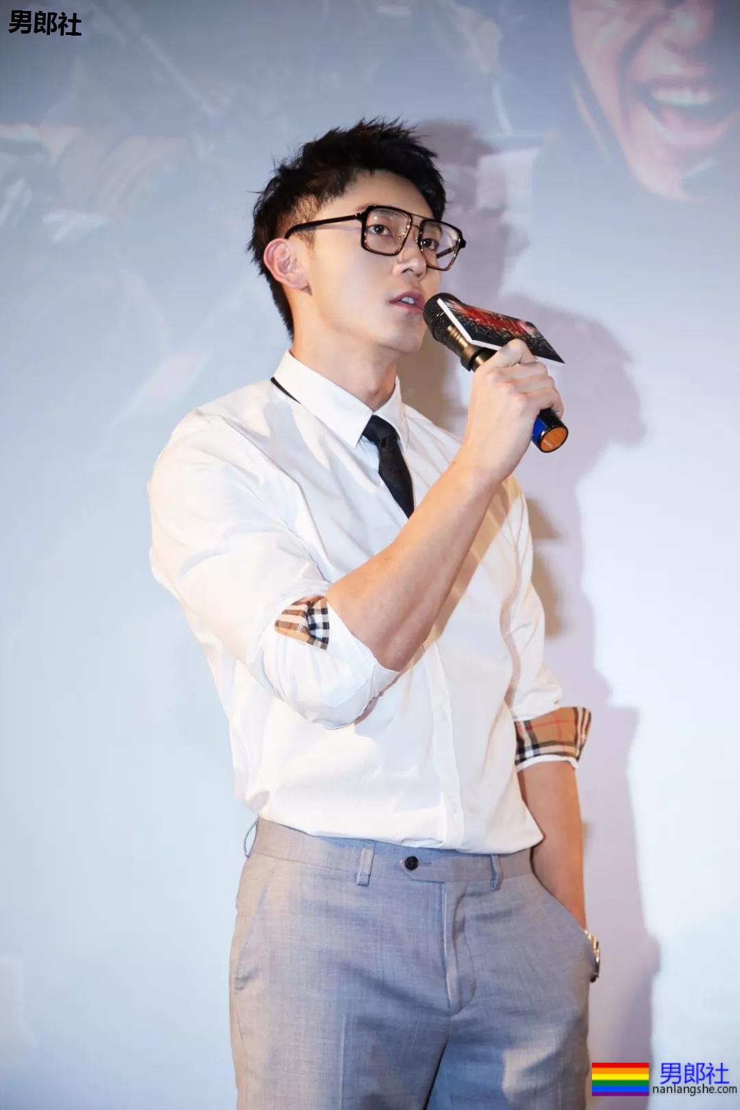 身材索命肌肉男浴室戏实力出圈！最新八块腹肌肉照曝光，网友直呼我可以！ - 51虹马