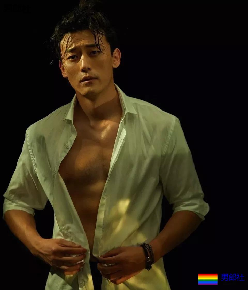 身材索命肌肉男浴室戏实力出圈！最新八块腹肌肉照曝光，网友直呼我可以！ - 51虹马