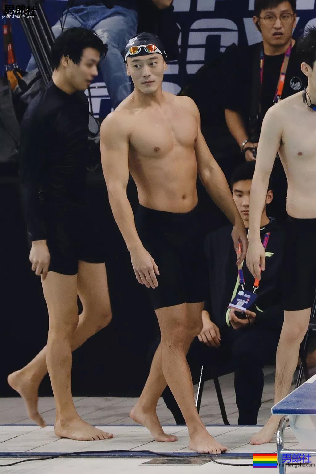 身材索命肌肉男浴室戏实力出圈！最新八块腹肌肉照曝光，网友直呼我可以！ - 51虹马