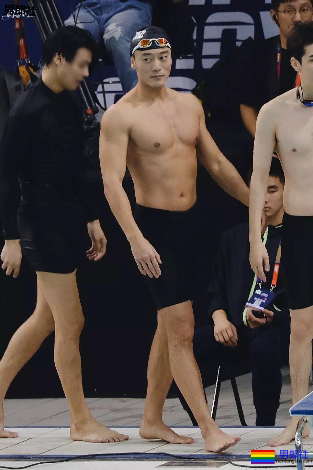 身材索命肌肉男浴室戏实力出圈！最新八块腹肌肉照曝光，网友直呼我可以！ - 51虹马