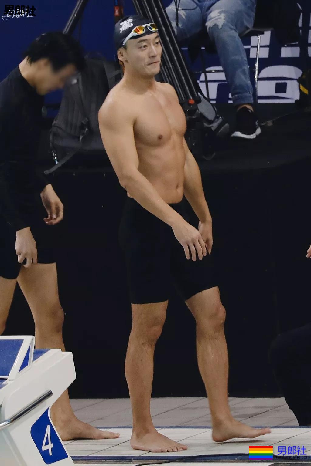 身材索命肌肉男浴室戏实力出圈！最新八块腹肌肉照曝光，网友直呼我可以！ - 51虹马