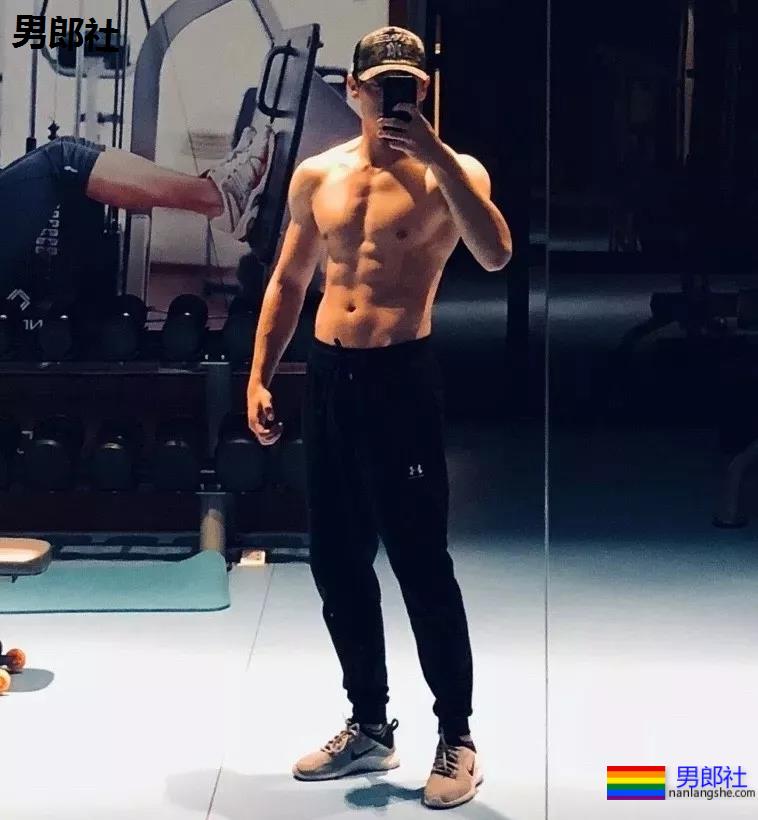 身材索命肌肉男浴室戏实力出圈！最新八块腹肌肉照曝光，网友直呼我可以！ - 51虹马